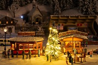 Faller 134006 H0 - 2 Marktkramen Met Verlichte Kerstboom