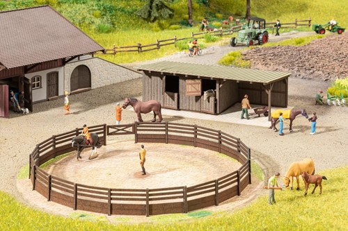Noch 66717 H0 - Paardenbak + boxen met paard en begeleider, Micro Motion