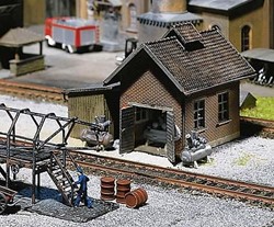 Faller 120139 H0 - Compressorhuis met Vlampijpreiniger en Rakelijzerstellage
