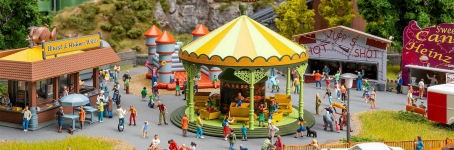 Kirmestrubel oder Bahnhofsatmosphäre? Diese beiden FALLER-Sets bringen sofort Leben auf Ihre Modellbahnanlage